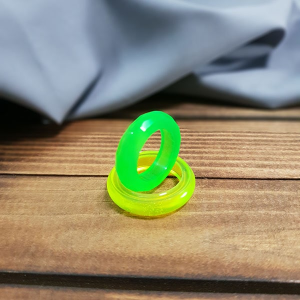 حلقه رزینی طرح دار سبز